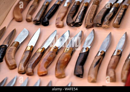 Una collezione di coltelli da tasca Foto stock - Alamy