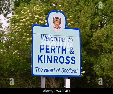 "Benvenuti a Perth & Kinross', 'Il cuore della Scozia', segno. Rannoch stazione ferroviaria, Perth and Kinross, Scotland, Regno Unito, Europa. Foto Stock