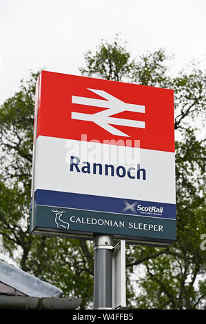 Segno di stazione. Rannoch stazione ferroviaria, Perth and Kinross, Scotland, Regno Unito, Europa. Foto Stock