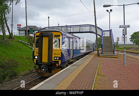 Passeggero ScotRail Treno in avvicinamento Rannoch stazione ferroviaria, Perth and Kinross, Scotland, Regno Unito, Europa. Foto Stock