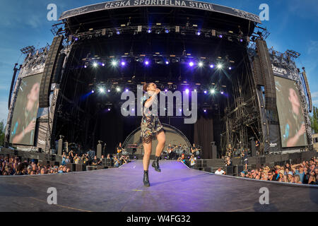 La cantante francese ZAZ si esibisce durante il festival internazionale Colors of Ostrava 2019, il 20 luglio 2019, a Ostrava, Repubblica Ceca. (Foto/P CTK Foto Stock