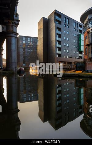 La patata Wharf appartamenti e un canal boat su Bridgewater Canal a Castlefield, Manchester, Inghilterra, Regno Unito Foto Stock