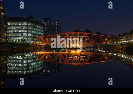 Il ponte di Detroit e il Bupa posto blocco ufficio su Huron Bacino di notte, Salford Quays, Manchester, Regno Unito. Foto Stock