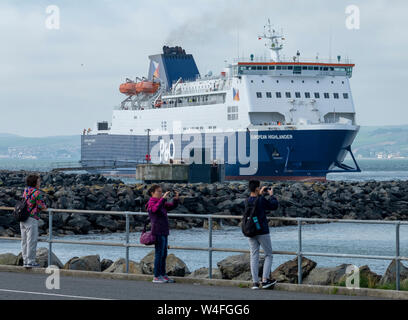 La P & O European Highlander attracco del traghetto a Cairnryan terminale Stranraer arrivando da Larne in Irlanda del Nord. Foto Stock