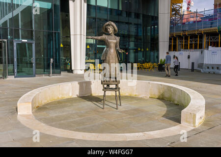 Statua di Emmeline Pankhurst, da Hazel Reeves, in Piazza San Pietro, Manchester, Inghilterra, Regno Unito Foto Stock