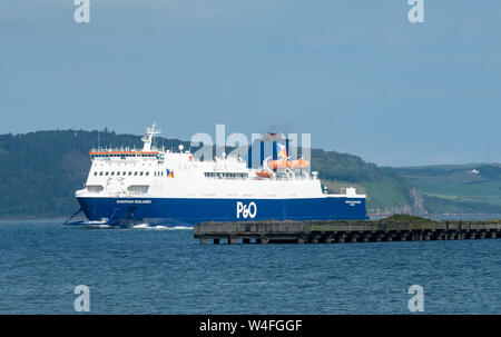 La P & O European Highlander traghetto arrivando a Cairnryan, Stranraer sul percorso da Larne in Irlanda del Nord. Foto Stock