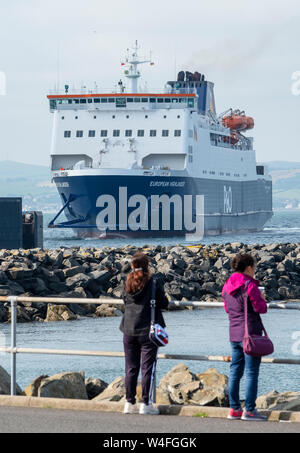 La P & O European Highlander attracco del traghetto a Cairnryan terminale Stranraer arrivando da Larne in Irlanda del Nord. Foto Stock