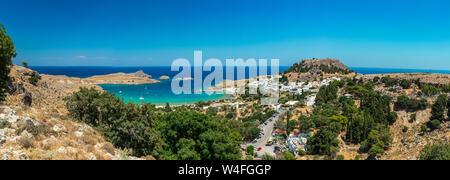 Vista della bellissima città medievale di Lindos a Rodi, Grecia Foto Stock