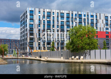 I Tessitori Quay blocchi di appartamenti in costruzione, dal nuovo quartiere di Islington marina, Ancoats, Manchester, Inghilterra, Regno Unito Foto Stock