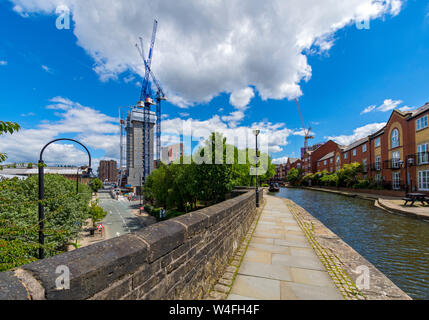 L'Ossigeno blocco di appartamenti in costruzione, giugno 2019, da Ashton Canal acquedotto su Store Street, Manchester, Inghilterra, Regno Unito. Foto Stock
