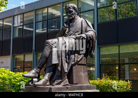 Statua di John Dalton, da William Theed 1855, all'ingresso del John Dalton edificio, Manchester Metropolitan University di Manchester, Inghilterra, Regno Unito Foto Stock