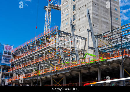 Acciaio e calcestruzzo anime a cerchio quadrato e ufficio sviluppo residenziale, Oxford Road, Manchester, Inghilterra, Regno Unito Foto Stock