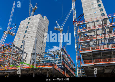 Acciaio e calcestruzzo anime a cerchio quadrato e ufficio sviluppo residenziale, Oxford Road, Manchester, Inghilterra, Regno Unito Foto Stock