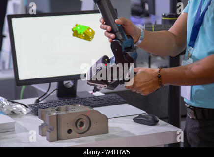 Lavoratore del settore portatile operativo 3D del braccio di misura Foto Stock