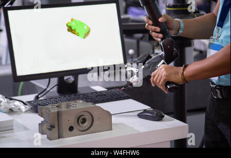 Lavoratore del settore portatile operativo 3D del braccio di misura Foto Stock