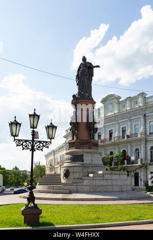 Ucraina Odessa, Katerynyns'ka Square, 12 giugno 2019. Il monumento dei fondatori di Odessa con Caterina la Grande sulla parte superiore Foto Stock