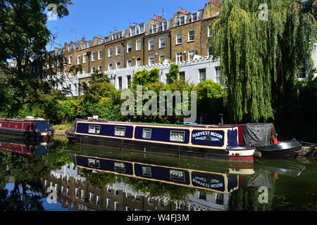 Ormeggiato in blu e crema barge, Regent's Canal, Colebrooke Row, Noel strada residenziale di case a schiera, Islington, London, Regno Unito Foto Stock