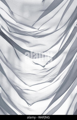 Decorativo in tulle bianco con pieghe, sfondo verticale texture foto Foto Stock