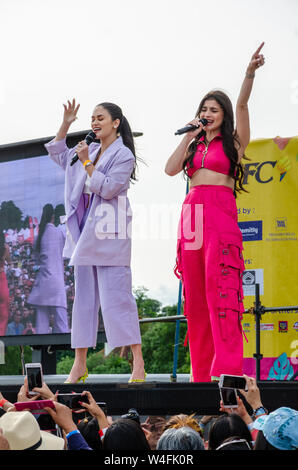 Artisti filippini Pia Wurtzback e Anne Curtis eseguire sul palco di un filippino evento culturale a Londra, Regno Unito Foto Stock