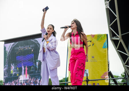 Artisti filippini Pia Wurtzback e Anne Curtis eseguire sul palco di un filippino evento culturale a Londra, Regno Unito Foto Stock