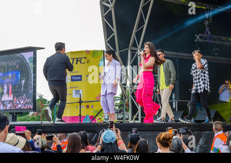 Artisti filippini celebrità eseguire sul palco di un filippino evento culturale a Londra, Regno Unito Foto Stock