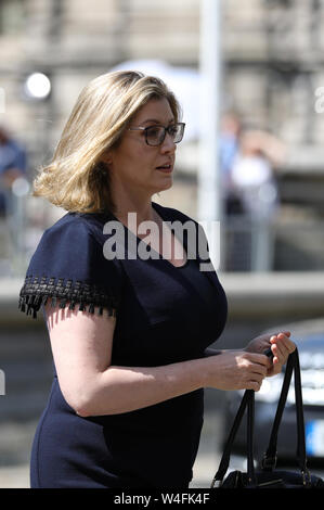 Il Segretario della Difesa Penny Mordaunt arriva presso la Queen Elizabeth II Centre di Londra dove il nuovo leader conservatore sarà annunciato. Foto Stock