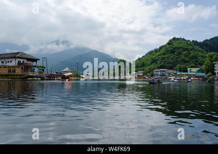 Le belle viste da una shikara ride su dal lago, Srinagar, Jammu e Kashmir India Foto Stock