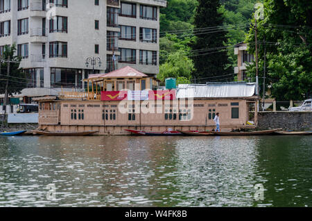 Nehru Park ufficio postale galleggiante su dal lago, Srinagar, Jammu e Kashmir in India. Foto Stock