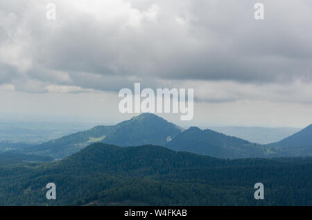 Bellissima vista del paesaggio di montagna su una mattina nuvoloso dalla strada Gulmarg in Gulmarg Wildlife Sanctuary, Jammu e Kashmir India Foto Stock