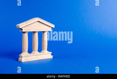 Figurine di edificio con pilastri in stile antico. Concetto di amministrazione comunale, banca, università, la Corte o la libreria. Monumento architettonico nel vecchio Foto Stock