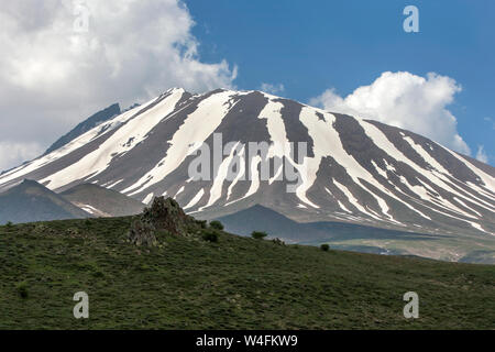 Una vista del Monte Erciyes con tracce di neve ancora aggrappati alle valli di montagna. Foto Stock