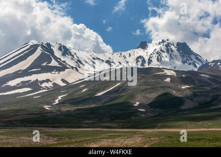 Una vista del Monte Erciyes con tracce di neve ancora aggrappati alle valli di montagna. Foto Stock