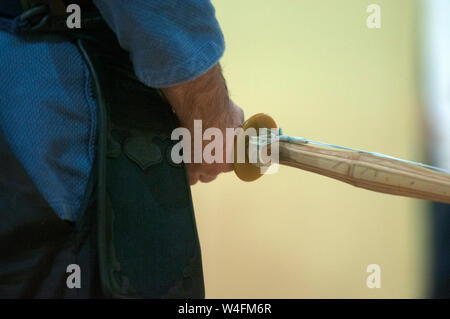 Giovane uomo pratica di Kendo con la spada di legno. Foto Stock