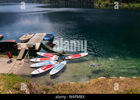 GOSAU, Austria - 4 Luglio 2019: Paddle surf giacente sulla superficie di Vorderer Gosausee lago vicino Banca il 4 luglio 2019 in Gosau, Austria. Foto Stock