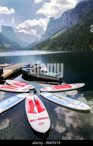 GOSAU, Austria - 4 Luglio 2019: Paddle surf giacente sulla superficie di Vorderer Gosausee lago vicino Banca il 4 luglio 2019 in Gosau, Austria. Foto Stock