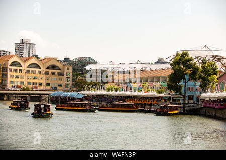 Il Clarke Quay Singapore dal Fiume Singapore Foto Stock