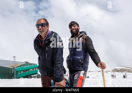 Gli estrattori di slitta a Gulmarg Gondola Fase 2 / Apharwat picco, Gulmarg, Jammu e Kashmir India Foto Stock