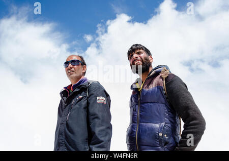 Gli estrattori di slitta a Gulmarg Gondola Fase 2 / Apharwat picco, Gulmarg, Jammu e Kashmir India Foto Stock