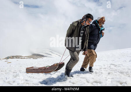 Gli estrattori di slitta a Gulmarg Gondola Fase 2 / Apharwat picco, Gulmarg, Jammu e Kashmir India Foto Stock