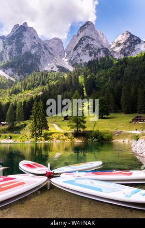 GOSAU, Austria - 4 Luglio 2019: Paddle surf giacente sulla superficie di Vorderer Gosausee lago vicino Banca il 4 luglio 2019 in Gosau, Austria. Foto Stock