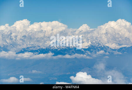 Bella vista sulle montagne circostanti la miscelazione con nuvole bianche a Gulmarg Gondola Fase 2 / Apharwat picco, Gulmarg, Jammu e Kashmir India Foto Stock