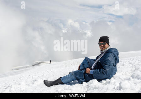 Soggiorno turistico in neve a Gulmarg Gondola Fase 2 / Apharwat picco, Gulmarg, Jammu e Kashmir India Foto Stock