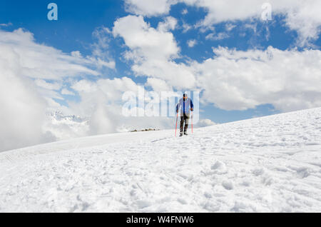 Ritratto di sciatore in snowscape a Gulmarg Gondola Fase 2 / Apharwat picco, Gulmarg, Jammu e Kashmir India Foto Stock