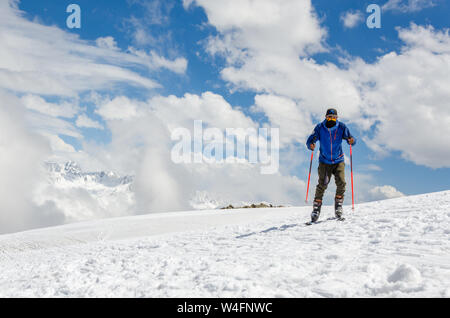 Ritratto di sciatore in snowscape a Gulmarg Gondola Fase 2 / Apharwat picco, Gulmarg, Jammu e Kashmir India Foto Stock