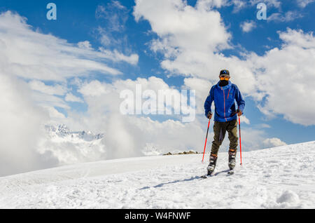 Ritratto di sciatore in snowscape a Gulmarg Gondola Fase 2 / Apharwat picco, Gulmarg, Jammu e Kashmir India Foto Stock