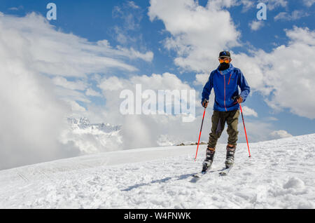 Ritratto di sciatore in snowscape a Gulmarg Gondola Fase 2 / Apharwat picco, Gulmarg, Jammu e Kashmir India Foto Stock