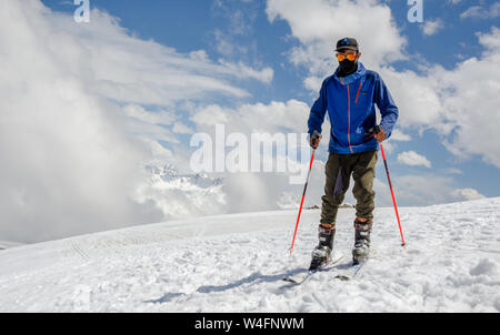 Ritratto di sciatore in snowscape a Gulmarg Gondola Fase 2 / Apharwat picco, Gulmarg, Jammu e Kashmir India Foto Stock