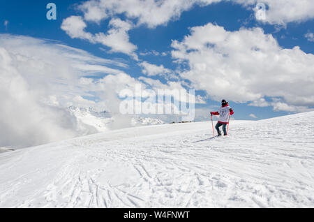 Ritratto di sciatore in snowscape a Gulmarg Gondola Fase 2 / Apharwat picco, Gulmarg, Jammu e Kashmir India Foto Stock