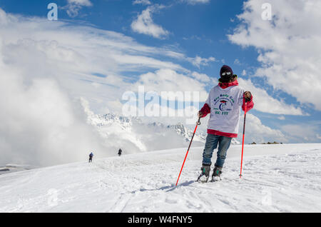 Ritratto di sciatore in snowscape a Gulmarg Gondola Fase 2 / Apharwat picco, Gulmarg, Jammu e Kashmir India Foto Stock