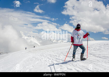 Ritratto di sciatore in snowscape a Gulmarg Gondola Fase 2 / Apharwat picco, Gulmarg, Jammu e Kashmir India Foto Stock